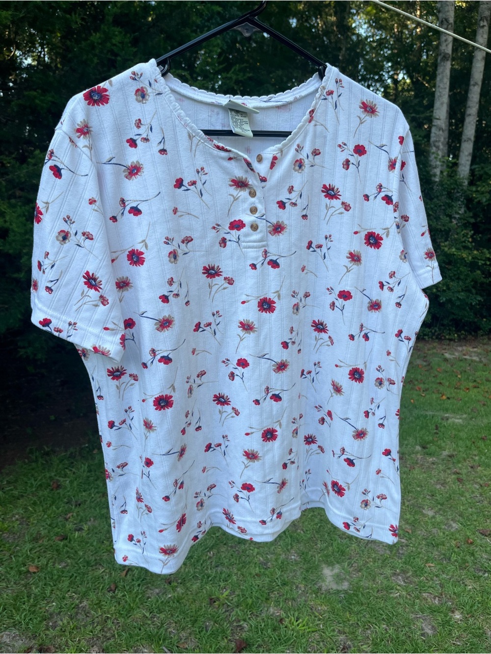 Vintage Classic Elements White Short Sleeve Henley Top with Red Floral Print